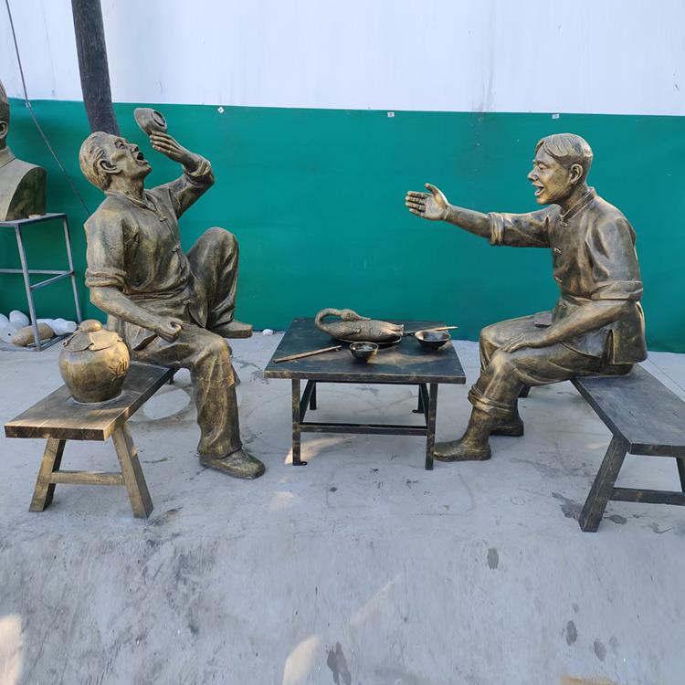 仿铜喝酒人物雕塑定制,玻璃钢喝茶人像模型道具