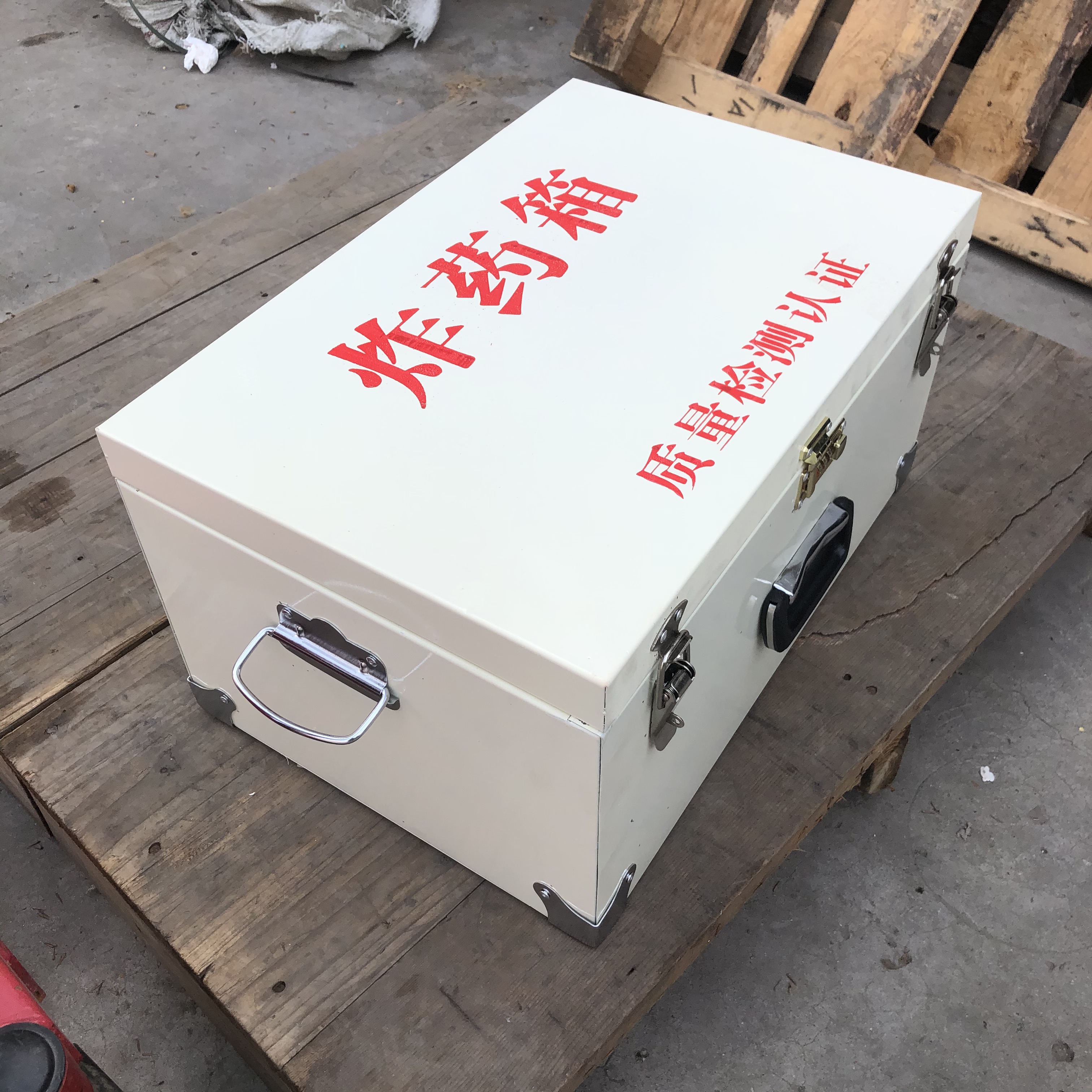 矿山24公斤防爆钢板炸药箱生产厂家 数码雷管收纳箱