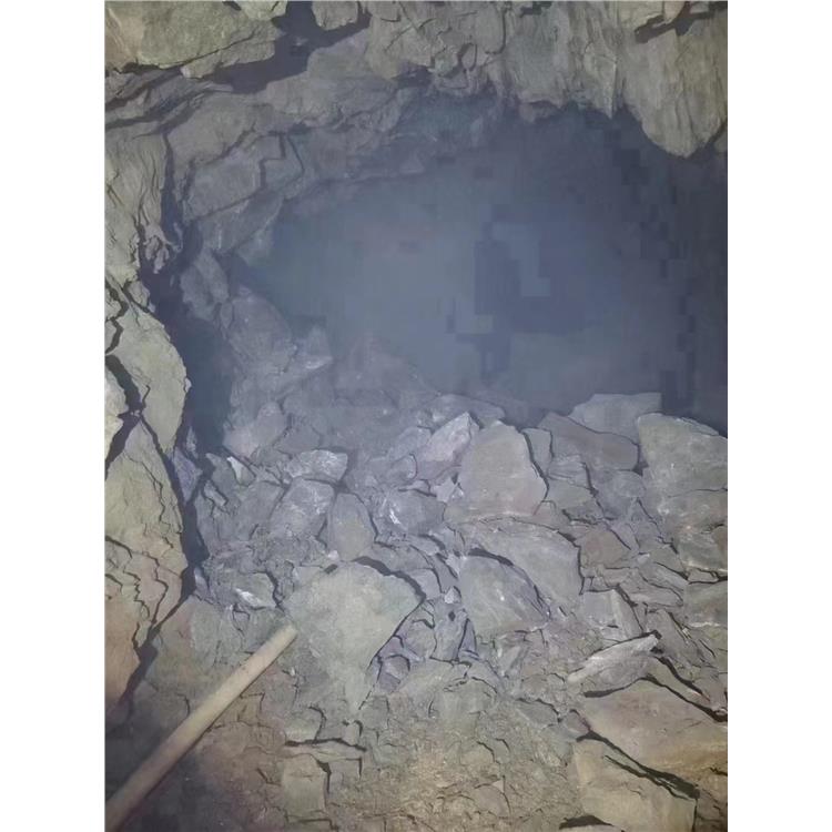 新疆煤矿顶板欲裂