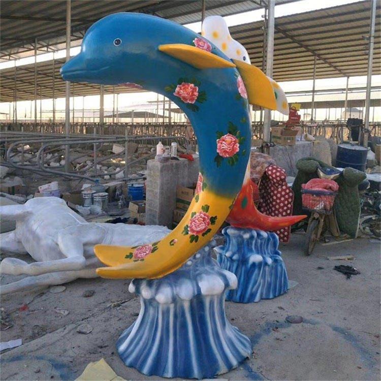 玻璃钢喷水海豚雕塑，水景仿真动物雕塑定制公司