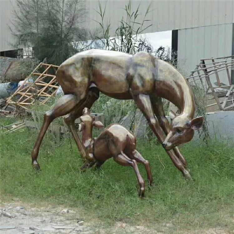 玻璃钢羊羔跪乳雕塑，仿铜母子鹿雕塑，公园动物雕塑摆件