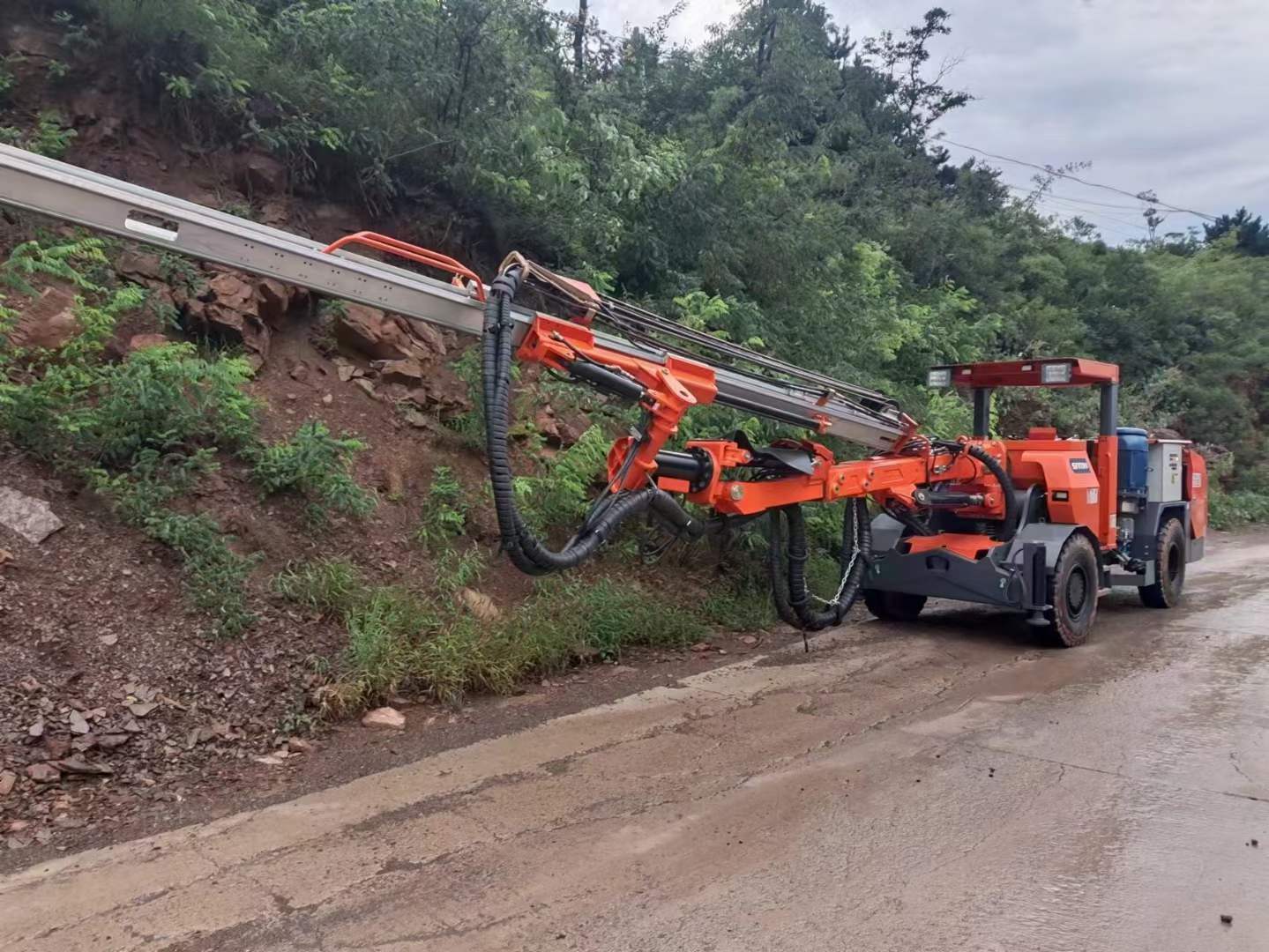 沈阳铁路锚杆钻机隧道锚杆台车