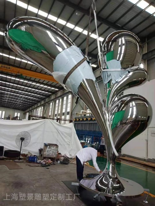 郑州户外摆件 三滴水不锈钢高倍镜面雕塑工厂