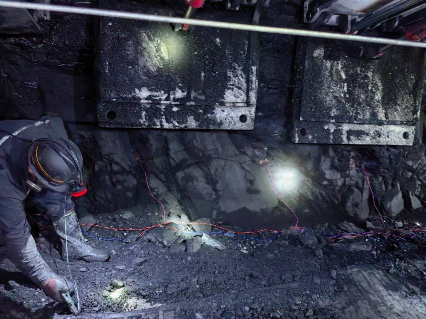 山西大同煤矿二氧化碳气体爆破顶板预裂技术