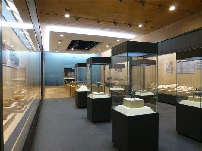 长沙博物馆悬挂柜博物馆四面玻璃展示柜定制公司