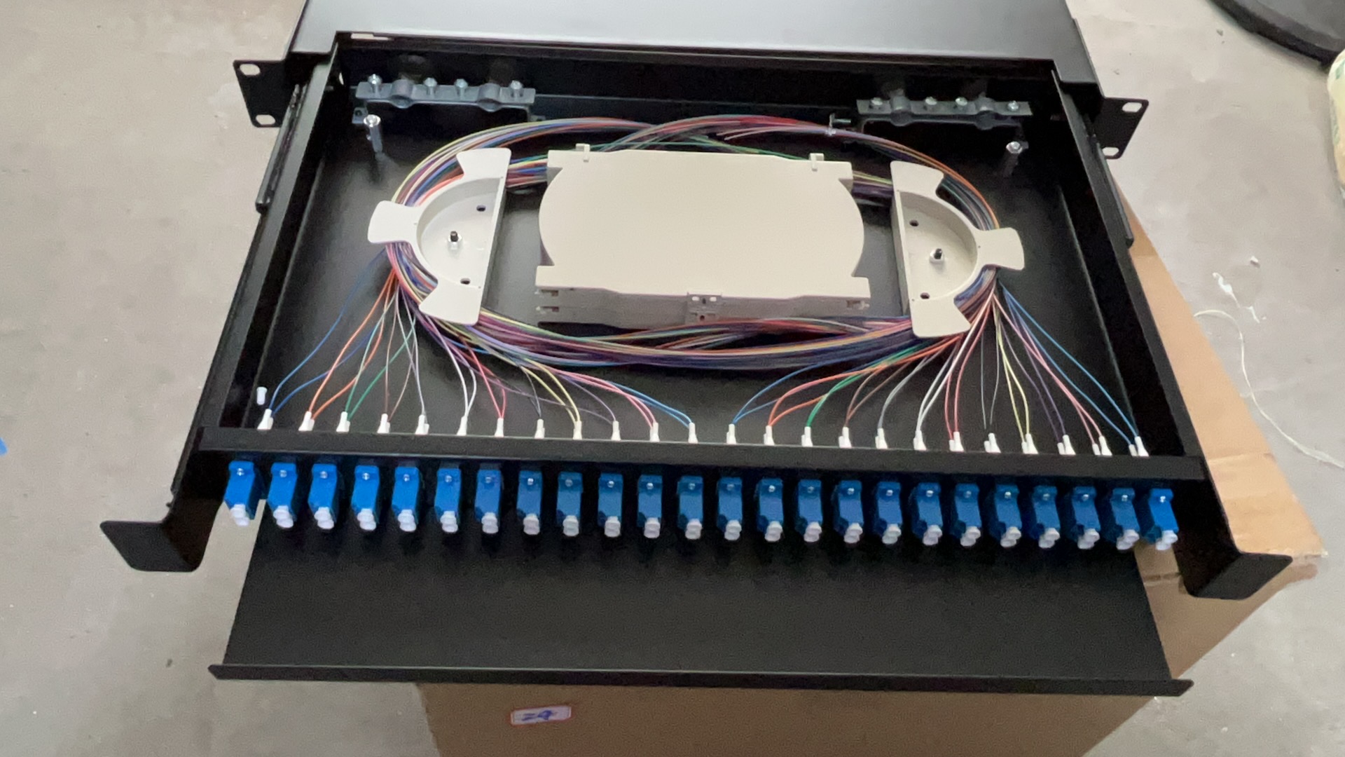 24芯LC双工满配光纤终端盒