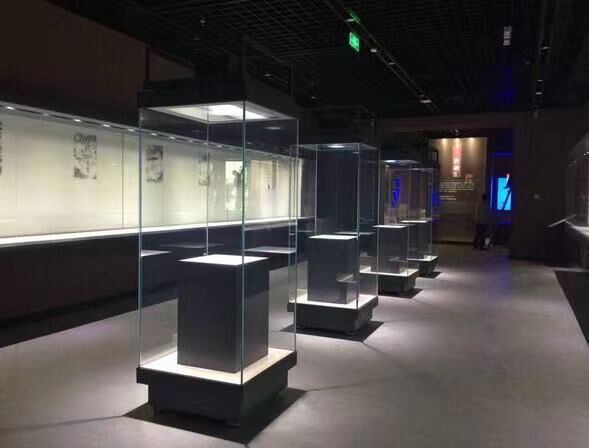 云南博物馆四面玻璃展示柜博物馆自动升降式平柜定制工厂