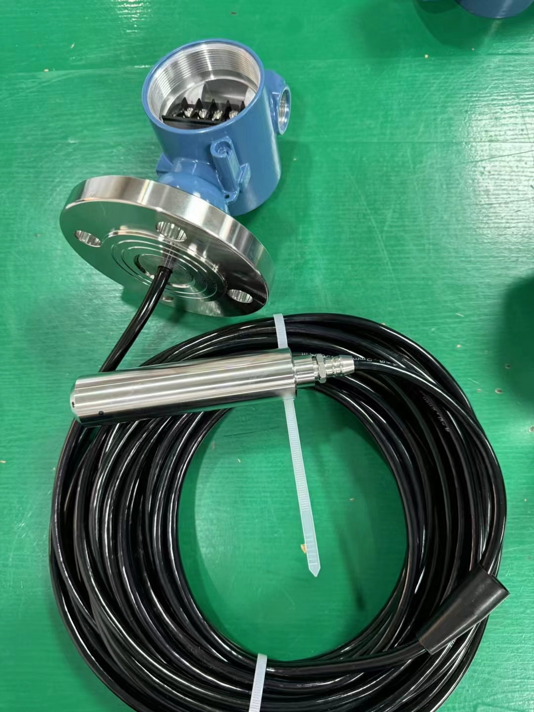 ZHRCF-501F投入式液位变送器鸿泰产品线性度好测量范围宽