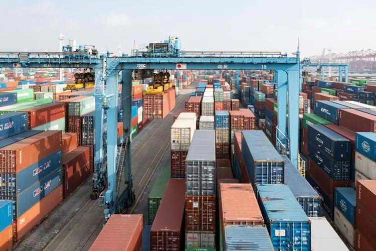 铁运出口运输货物重心在集装箱横向位置的确定