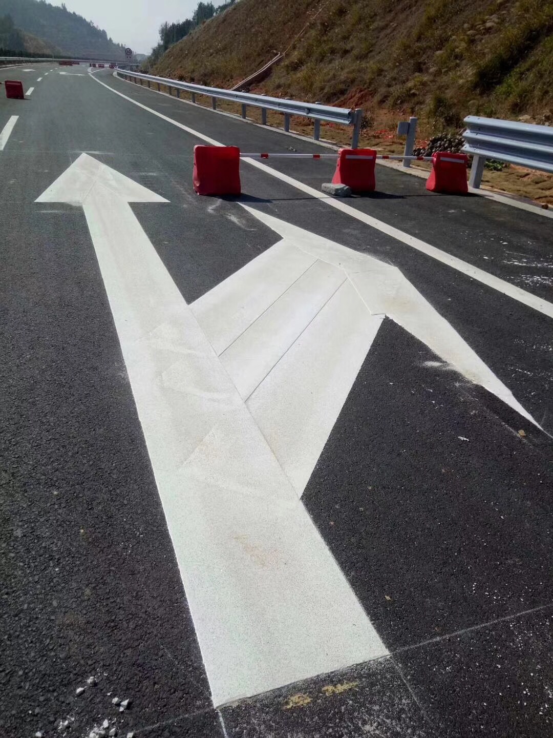 公路划线认准武汉好耐特交管局指定服务单位｜厂区划线