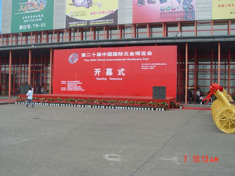 供应郑州舞台背景搭建/音响设备租赁/郑州条幅彩旗刀旗制作/郑州气柱彩虹门出租/郑州庆典物料出租/