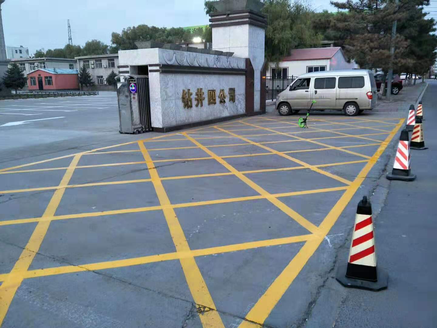 吉林市路鑫交通公司引进进口高压冷喷划线机施划道路标线和停车位标线
